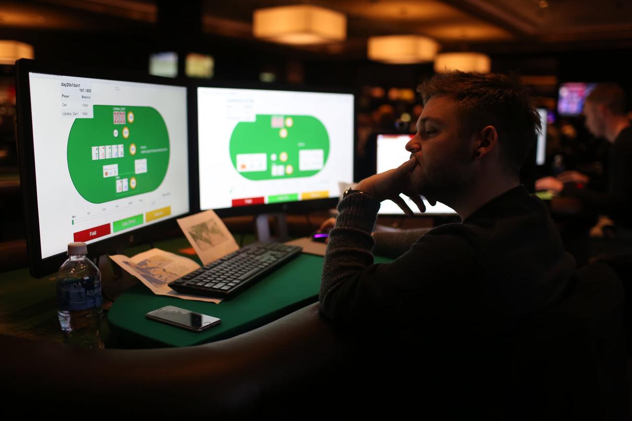 שחקן פוקר אונליין מקצועי